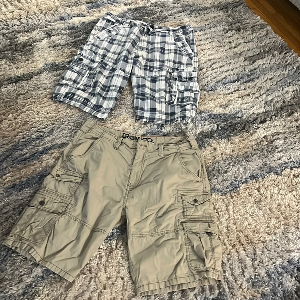 Cargo shorts, side pockets, front and back pockets.